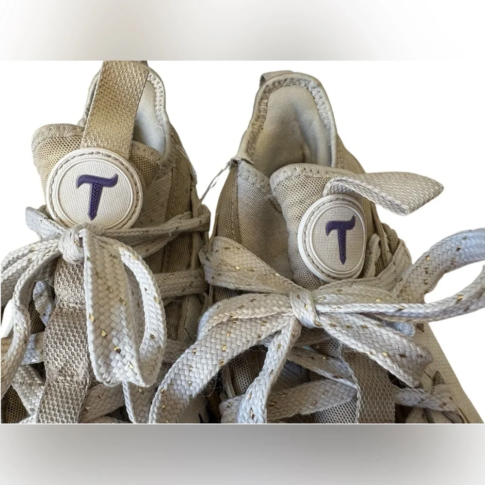 SOLD
NIKE ALPHA HUARACHE 6 ELT TF LAX LE SIZE 9 White, gold & purple shoes - Picture 13 of 15